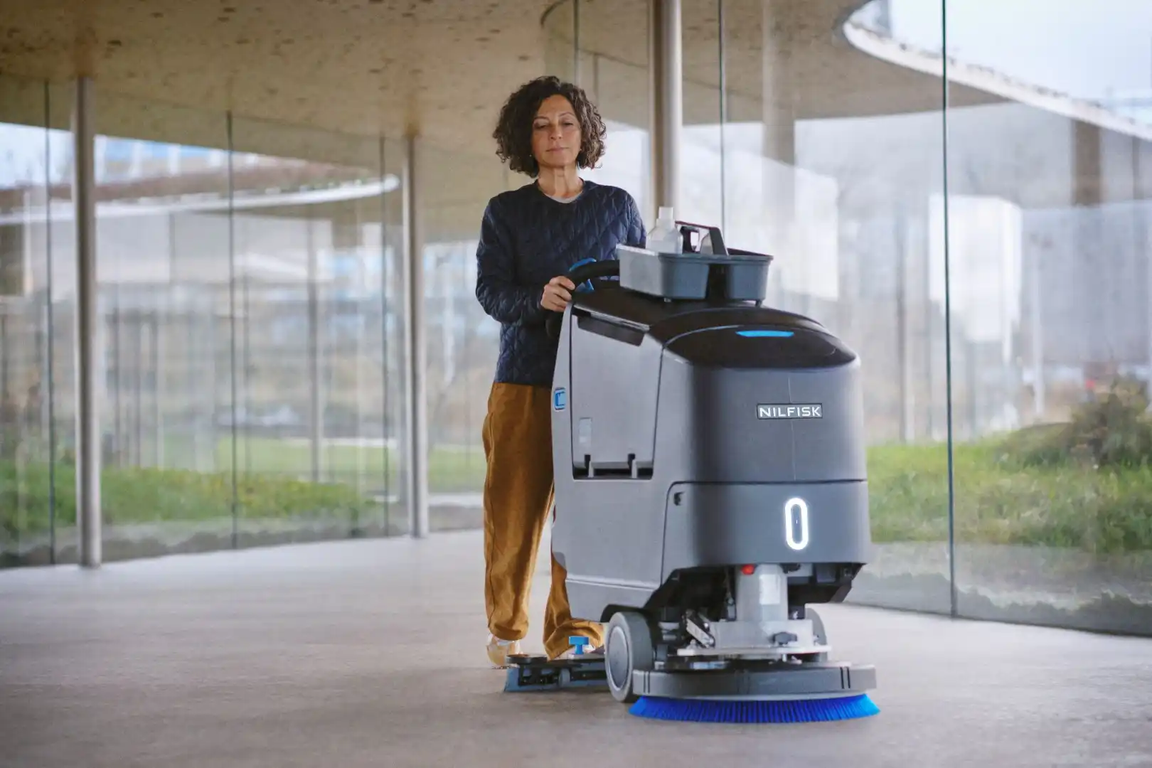 Fregadora profesional Nilfisk SC550 en uso