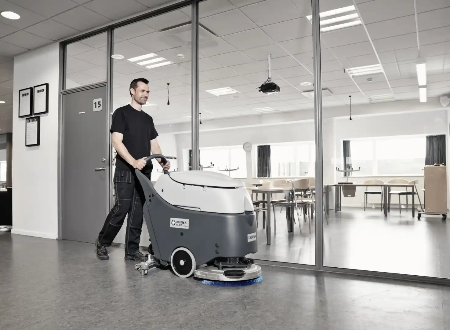 Fregadora SC450 en pasillo de colegio