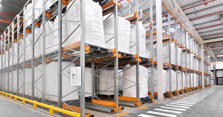 Tu almacén tiene espacio para muchos más palés. El problema no es el suelo: es cómo lo usas.